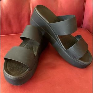 Super comfy CROC black sandals - go everywhere!